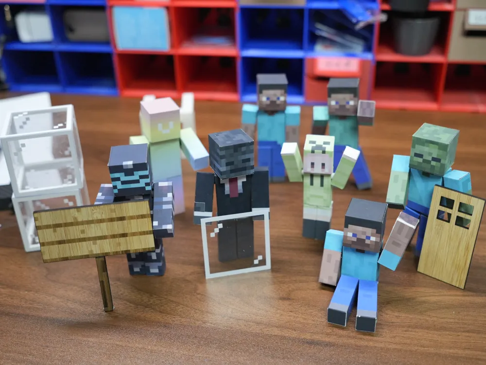 Figuras de papel para armar de la colección sobre una mesa de madera